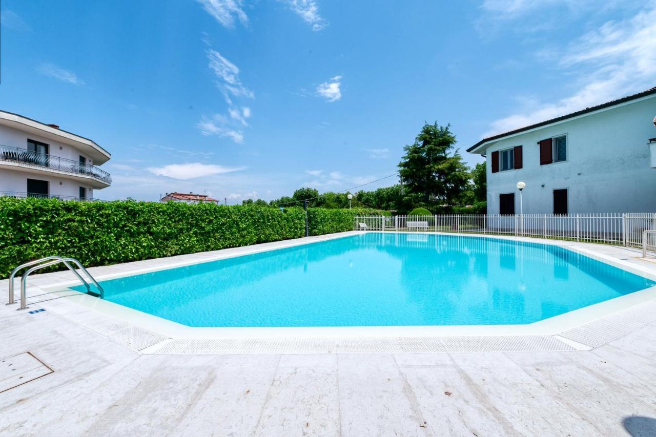 Wolf House - Peschiera Holiday - Jacuzzi Privata Peschiera del Garda Exterior foto
